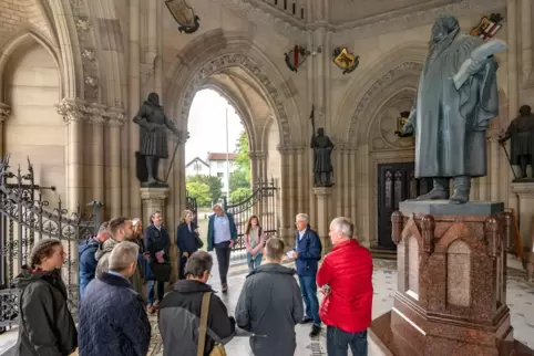 Der Granitstein, auf dem die Luther - Statue in der Vorhalle der Gedächtniskirche steht, ist aus Schweden, wie Friedrich Häfner 