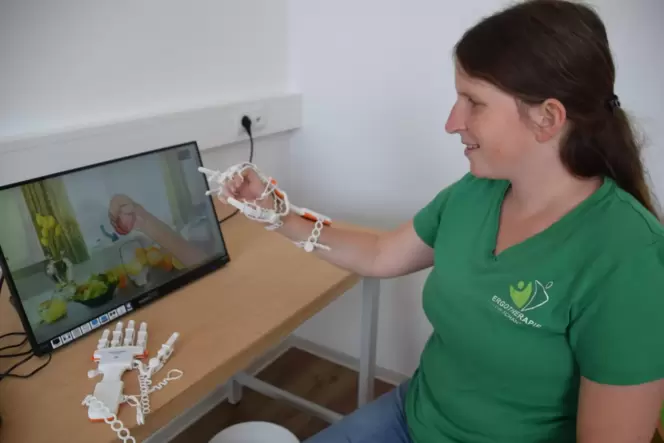 Eva Schantz mit ihrem neuen ergotherapeutischen Gerät: einer Art Handschuh, der alle Muskelbewegungen sichtbar macht.