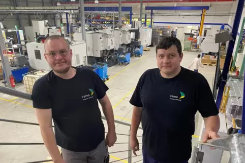  Michael Kadel und Peter Heinz (von links) sind bei der Rema Fertigungstechnik GmbH in Sembach im Programm „Budget für Arbeit“ a