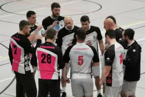 Der Meister geht runter: Die Handballer des TV Thaleischweiler mit Abteilungsleiter Maximilian Huber (ganz hinten), eingerahmt v