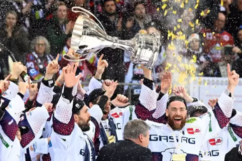 Eisbären Berlin mit Meisterpokal