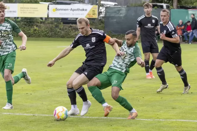 Wer ist zuerst am Ball? Felix Reißmann vom Landesligisten SV Kirchheimbolanden (schwarzes Trikot) im Zweikampf mit Janik Marwan