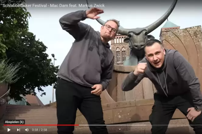 Markus Zwick (links) und der Rapper Mac Dam im Video zum Schlabbeflicker-Festival-Song, gefilmt vor bekannten Pirmasenser Kuliss