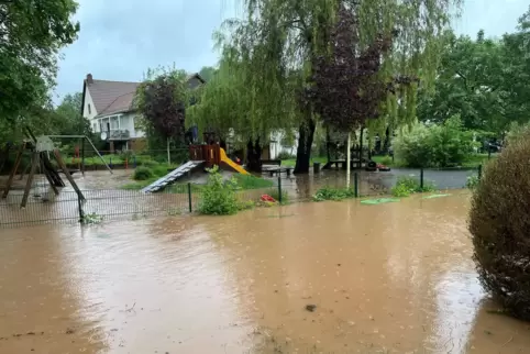 Unter Wasser: das Oberauerbacher Kita-Gelände beim Pfingsthochwasser. 