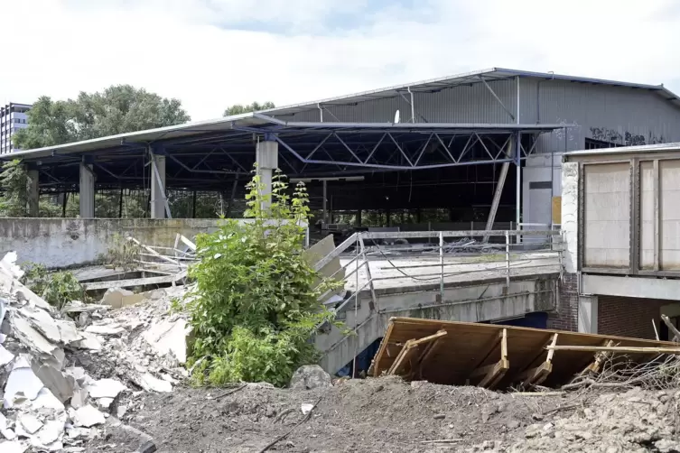 Trümmerfeld: Die Tage des einstigen Eisstadions sind gezählt. 