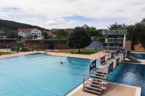  Der erste wärmere und trockene Tag dieser Woche wird von ein paar unermüdlichen Schwimmern genutzt, um ein paar Bahnen im Alsen