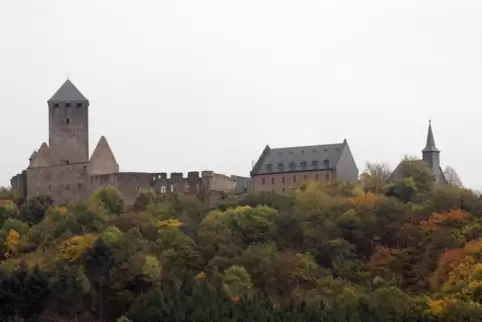 Malerisch: die Burg Lichtenberg. Im Juni haben Künstler dort unter freiem Himmel gearbeitet, nun startet die Ausstellung.