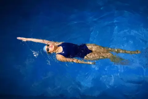 Rückenschwimmen hat einige gesundheitliche Vorteile: So kann man zum Beispiel entspannt im Wasser liegen, ohne die Halswirbelsäu