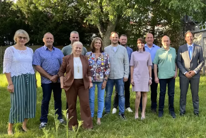 Der neue Ortsbeirat in Studernheim (von links) mit OB Nicolas Meyer (rechts, FWG): Antonia Sturm, Hubert Kreichgauer (beide FWG)