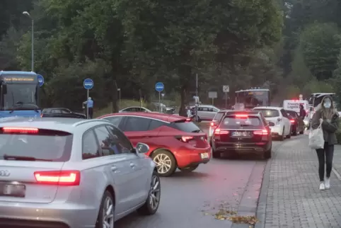 Eltern-Taxis vor Schulen machen den Schulweg unsicherer. Das Bild zeigt eine Situation in Ramstein-Miesenbach. 
