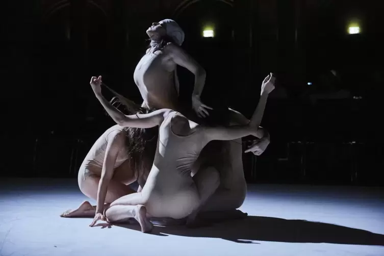 „Silent Mary“ heißt die Choreografie von Evan Macrae Williams, in der Maayan Goren mit vier Kolleginnen tanzt. 