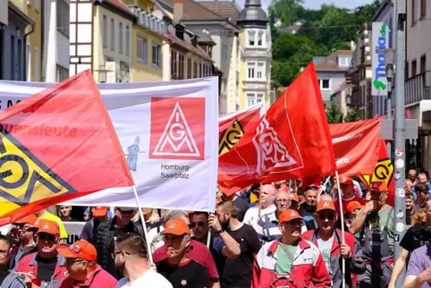 Rund 1000 Beschäftigte ziehen vom Werk Dinglerstraße durch die Fußgängerzone auf den Schlossplatz. 