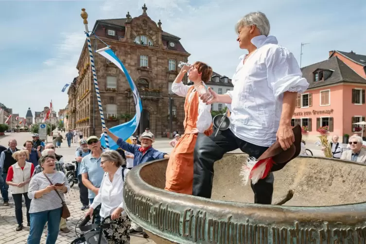 Weinzehnt: Delegation aus Kirrweiler mit Georg und Luisa Weis im Domnapf am Tag der Weinfest-Eröffnung in ihrem Heimatort in Spe