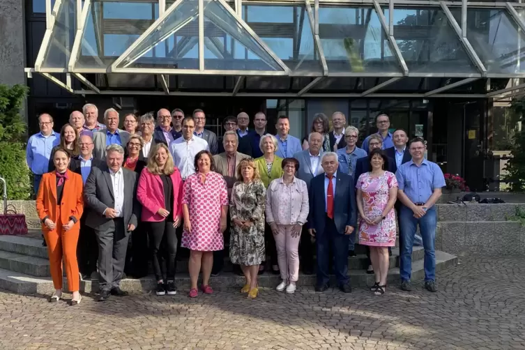 Gruppenbild mit Bürgermeisterin: der fast vollzählige, neu gewählte Stadtrat vor dem Rathaus. 