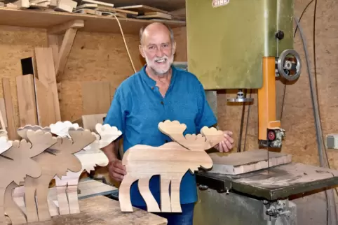 Für einen guten Zweck: Eberhard Bucher sägt Figuren für den nächsten Kunsthandwerkermarkt in seiner Werkstatt.