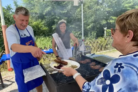 Nah am Grill, nah am Menschen: der scheidende Ortsbürgermeister Lambsheims, Herbert Knoll, mit Prinzessin Jana I. (Mitte).