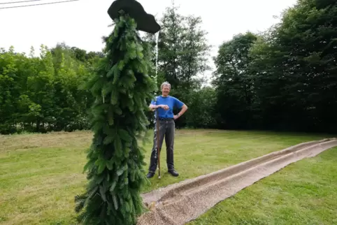 Freut sich auf die erste Wasserfalltaufe in Winterbach am Wochenende und hat auch beim Aufbau mit angepackt: Pfarrer Tilo Brach.