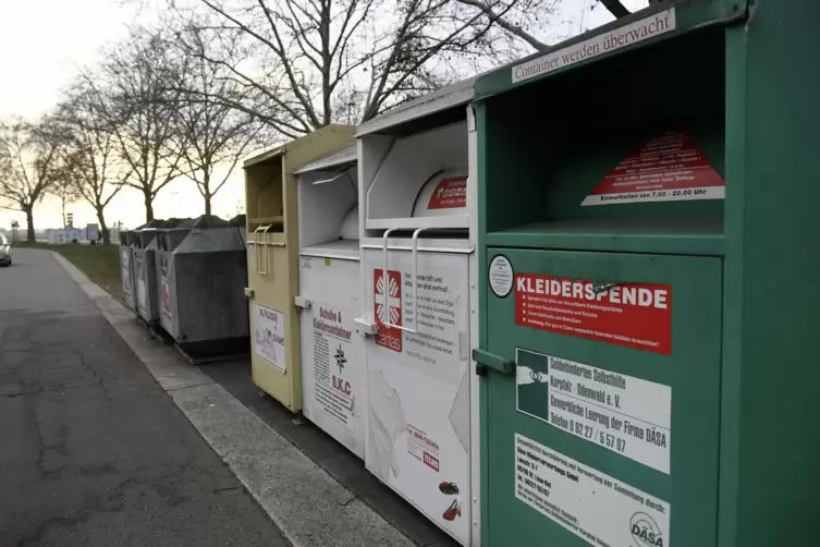 Die Anzahl der Altkleidercontainer in der Stadt wird von rund 140 auf 91 reduziert. 