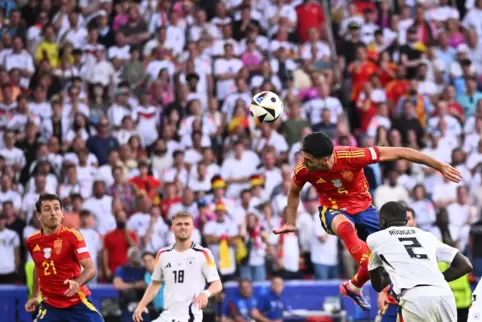 Mikel Merino erzielt das Tor zum 2:1. 