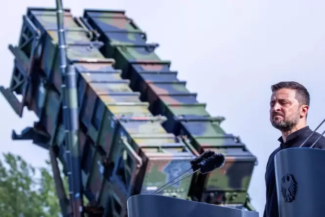 Wolodymyr Selenskyj vor einer Patriot-Startrampe in Deutschland