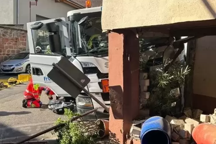 Ein Lkw mit Heizöl rollt nach dem Parken los und fährt gegen einen Anbau.