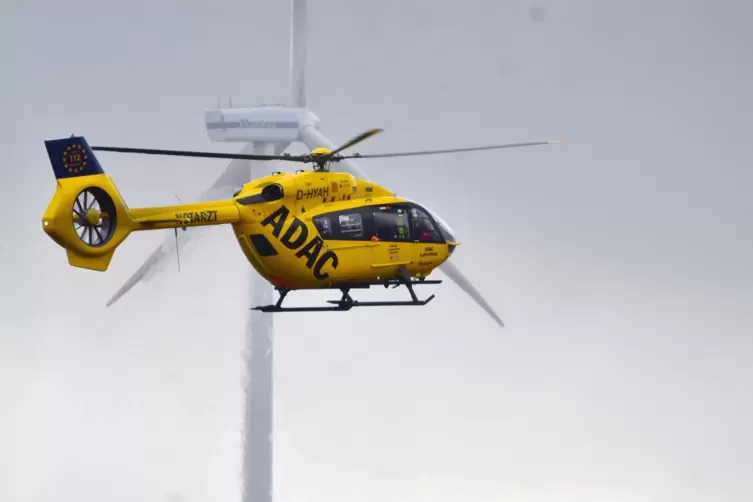 Ein Rettungshubschrauber brachte den Motorradfahrer in ein Krankenhaus. 