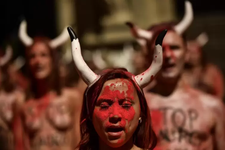 Tierschützer protestieren zunehmend spektakulär gegen die Stierkampftradition.