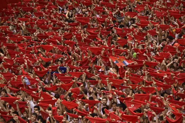 Das Schwenken roter Tücher gehört zur Tradition der Spiele zu Ehren des Stadtheiligen.