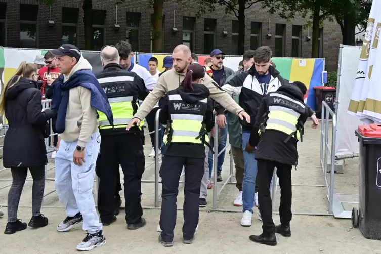 DurchsuchtKontrollen gibt es in jedem Stadion. Nur: Sind sie auch streng genug?