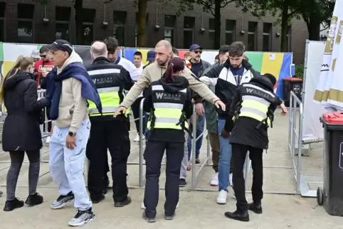 DurchsuchtKontrollen gibt es in jedem Stadion. Nur: Sind sie auch streng genug?