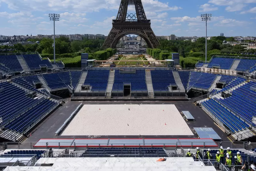 13.000 Menschen passen in die Beachvolley-Arena am Eiffelturm. Das Maskottchen der Spiele grinst an allen Ecken der Stadt. Viele