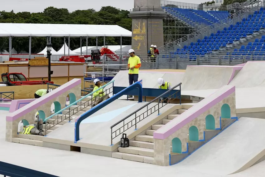 Die Olympischen Spiele sind in Paris schon jetzt allgegenwärtig. An der Place de la Concorde werden die Hindernisse für Skateboa