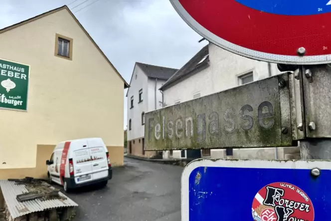 Eng, steil, parkende Autos: Es gibt mehrere Gründe, warum die Einfahrt zur Felsengasse in Rieschweiler für Rettungsfahrzeuge sch