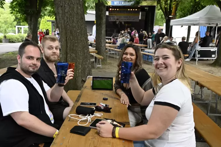 Fußball schauen und beim Strandbadfest feiern: Dank privater Geräte ging das sogar zur Eröffnung am Freitagabend bei der Partie 