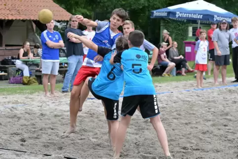 Passen statt prellen: Hier spielen die C-Jugendteams der HSG Lingenfeld-Schwegenheim (blau) und der TuS Heiligenstein (weiß-rot)