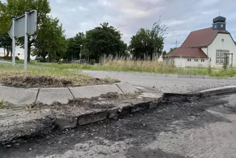 Der Asphalt auf dem Kreisverkehr ist bereits abgefräst, im Hintergrund der Friedhof.