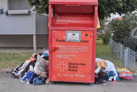 „Eine Schande“: jede Menge lose Klamotten neben einem Altkleidercontainer. 