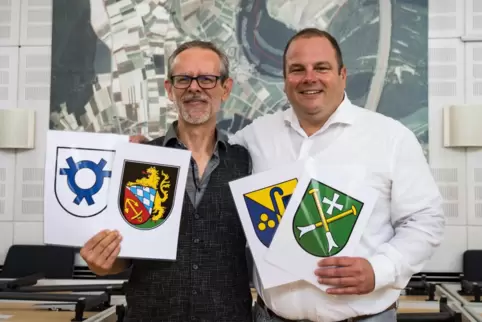 Zeigen die Wappen von Otterstadt, Altrip, Neuhofen und Waldsee: Kabarettist Uwe Heene, der aus Otterstadt stammt und die Geschic