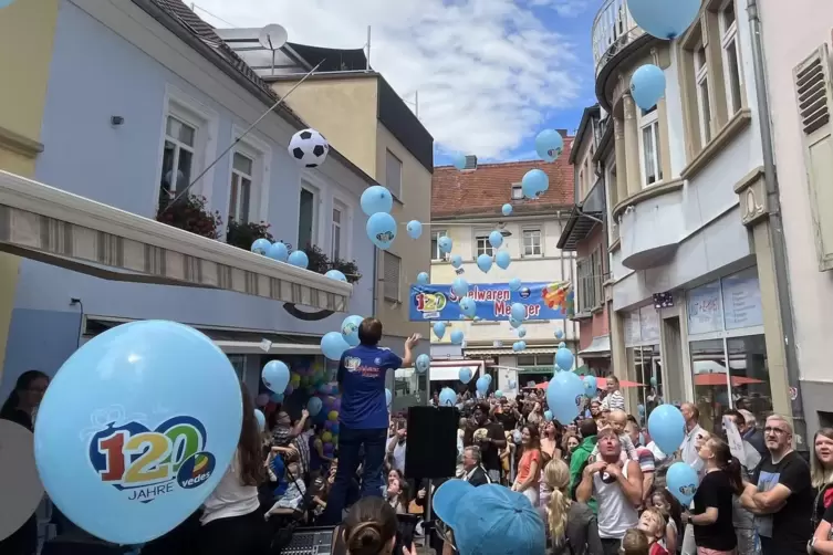 Volksfeststimmung in der Alte-Post-Straße in Kusel: Spielwaren Metzger feiert 120-jähriges Bestehen. Erste Rückmeldungen zum Luf