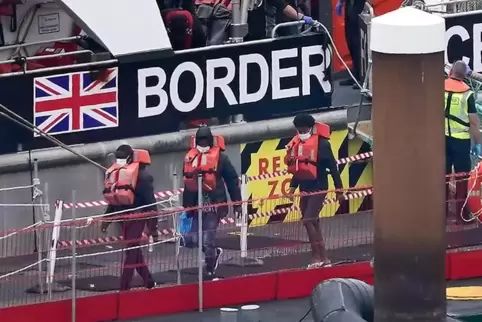 Großbritannien, Dover: Eine Gruppe von Menschen, bei denen es sich vermutlich um Migranten handelt, wird an Bord eines Schiffes 