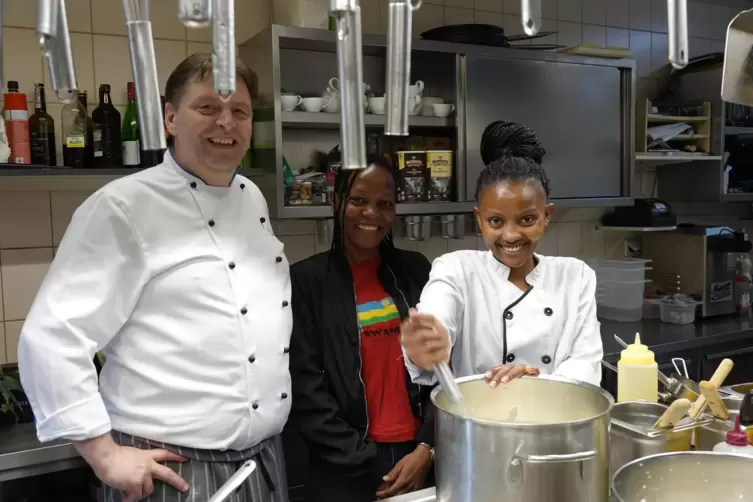 Erfolgreiche Ausbildung im St. Martiner Castell: Küchenchef Jan Krüger mit den Auszubildenden Jackline und Anne aus Kenia. 