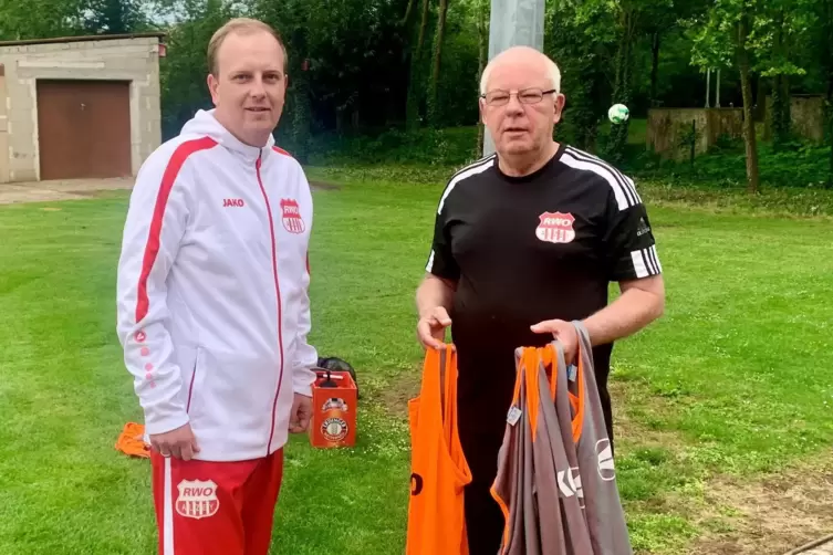 Der neue Trainer von RWO Alzey, Christoph Heinrich (links), mit seinem Co-Trainer Heinz Mack bei der Sportwoche in Albisheim. 