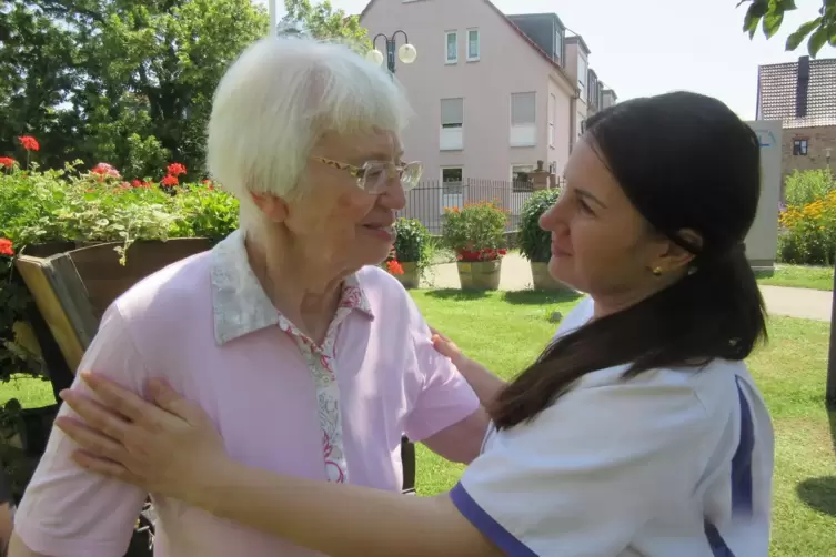 Zugewandt und offen: Svitlana Horila im Garten des Bürgerspitals mit einer Bewohnerin. 