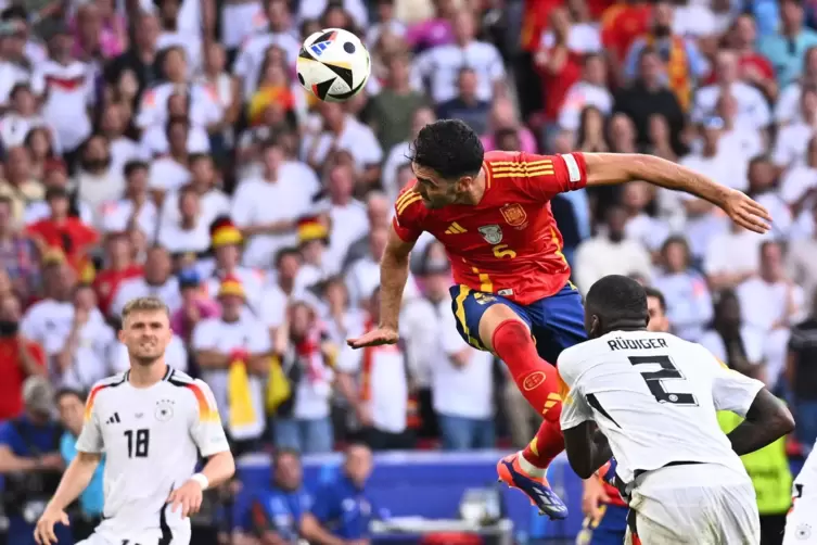 Mikel Merino trifft für Spanien – und zum Glück startet kein Familienmitglied einen Jubellauf. 