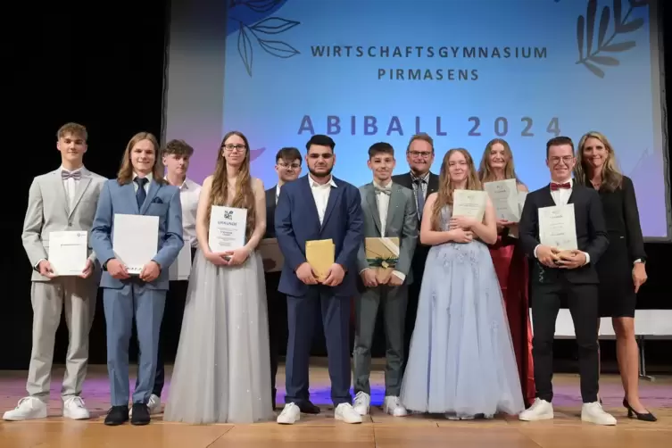 Die besten Abiturienten des Wirtschaftsgymnasiums (von links): Yannik Leitl, Silvian Teubert, Jaap Zwaans, Stephanie Lauer, Manu