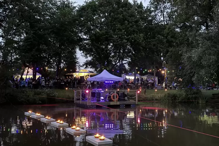 Auf dem Wasser schwimmt die Bühne, am Ufer tummeln sich die Besucher: Beim Sommerfest in Katzweiler war einiges los.