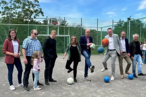 Landes- und Lokalpolitik bei der Einweihung in Arzheim. 