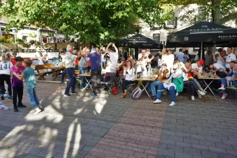 Die Zuschauer im Biergarten des Hotel-Restaurant Fröhlich bejubeln den Ausgleichstreffer der deutschen Nationalmannschaft gegen 