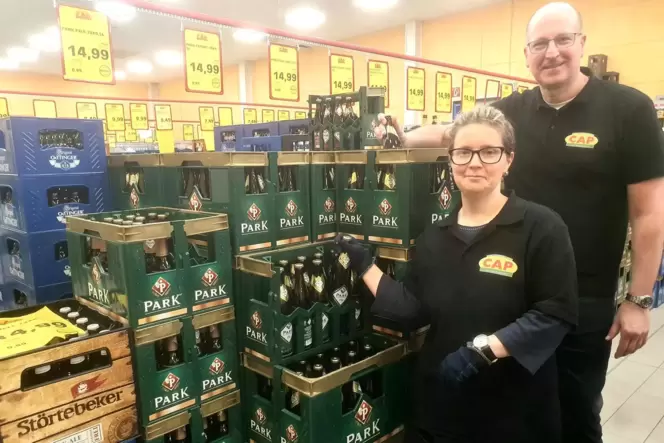 Zwei der ersten Stunde: Marktleiter Steffen Wind und Mitarbeiterin Petra Kornberger im Getränkemarkt des Cap-Marktes.