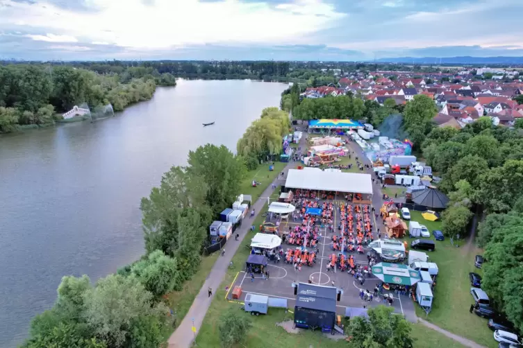 Feiern am Altrhein: Das Gondelfest aus der Luft betrachtet.